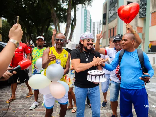 
				
					Bell Marques faz aniversário e recebe fãs na porta de casa; veja fotos
				
				