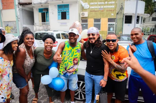 
				
					Bell Marques faz aniversário e recebe fãs na porta de casa; veja fotos
				
				