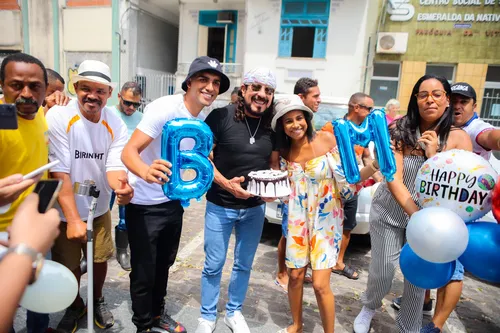 
				
					Bell Marques faz aniversário e recebe fãs na porta de casa; veja fotos
				
				