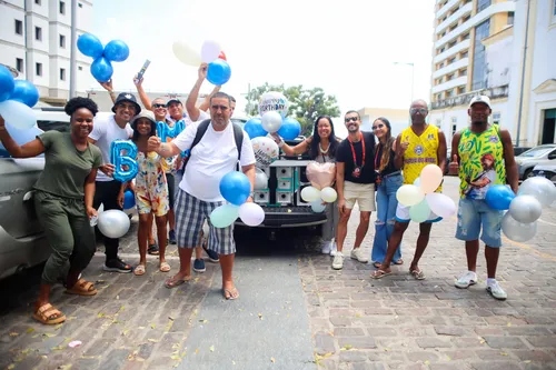 
				
					Bell Marques faz aniversário e recebe fãs na porta de casa; veja fotos
				
				