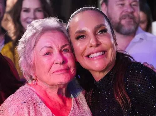 
				
					Bilionária ganha festa de 90 anos com show surpresa de Ivete Sangalo
				
				