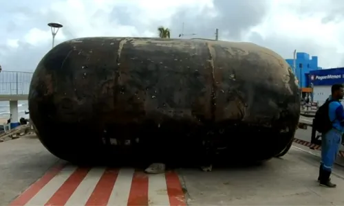 
				
					Boia gigante chama atenção de banhistas na praia de Itapuã
				
				