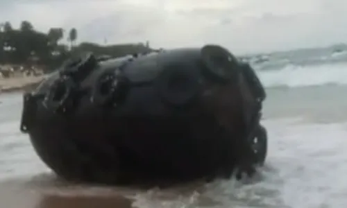 
				
					Boia gigante chama atenção de banhistas na praia de Itapuã
				
				