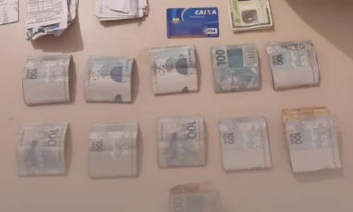 
				
					Bolsa com mais de R$ 10 mil é recuperada pela polícia na Bahia
				
				