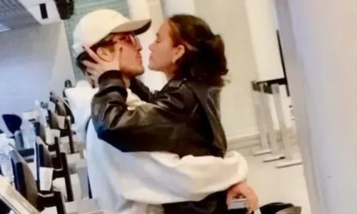 
				
					Bruna Marquezine e João Guilherme são flagrados aos beijos; veja fotos
				
				