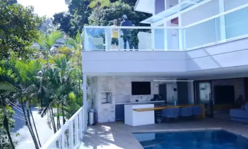 
				
					Bruninho, astro do vôlei, mostra mansão luxuosa com vista para o mar
				
				