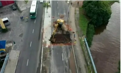 
				
					Buraco na orla de Salvador afeta trânsito e rotas de ônibus há 2 dias
				
				