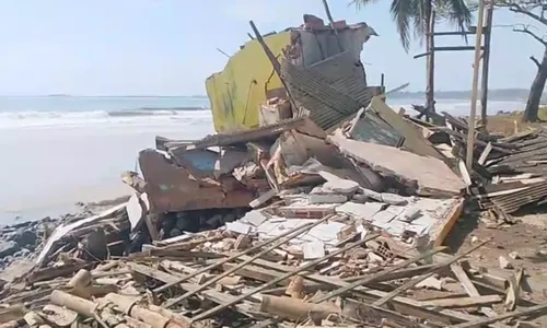 
				
					Cabana e muro de casa desabam após avanço do mar em Ilhéus
				
				