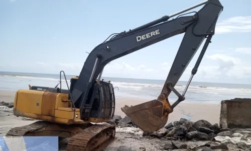 
				
					Cabana e muro de casa desabam após avanço do mar em Ilhéus
				
				