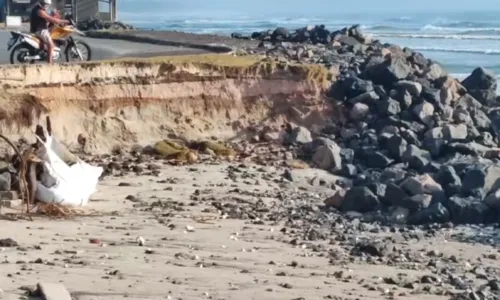 
				
					Cabana e muro de casa desabam após avanço do mar em Ilhéus
				
				