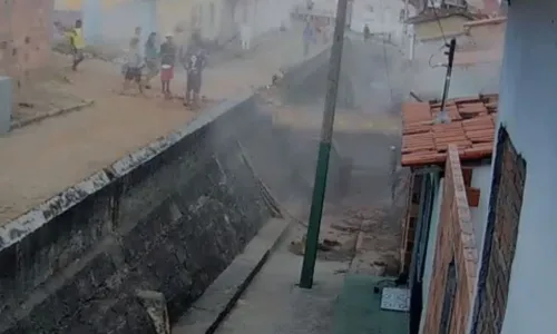 
				
					Caçamba desgovernada invade imóveis em cidade do sudoeste da Bahia
				
				