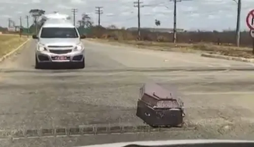 
				
					Caixão cai de carro funerário em Vitória da Conquista; vídeo viraliza
				
				