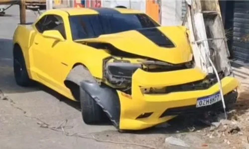 
				
					Camaro amarelo fica destruído após bater em poste no interior da Bahia
				
				