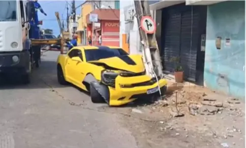 
				
					Camaro amarelo fica destruído após bater em poste no interior da Bahia
				
				