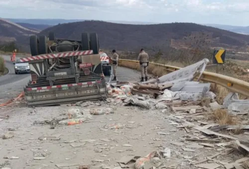 
				
					Caminhão capota e deixa um morto em rodovia da Bahia
				
				