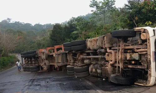 
				
					Caminhão carregado com caju tomba e deixa rodovia engarrafada na Bahia
				
				