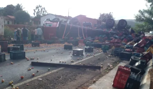 
				
					Caminhão com frutas tomba e motorista fica ferido em Maracás
				
				