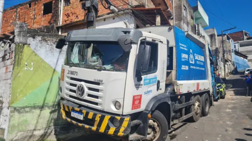 
				
					Caminhão da Limpurb perde controle e invade imóvel em Salvador
				
				