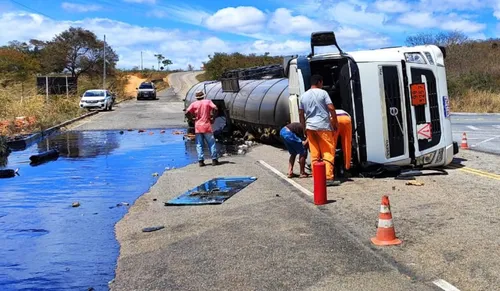 
				
					Motorista perde controle e caminhão tanque tomba na BA-156
				
				