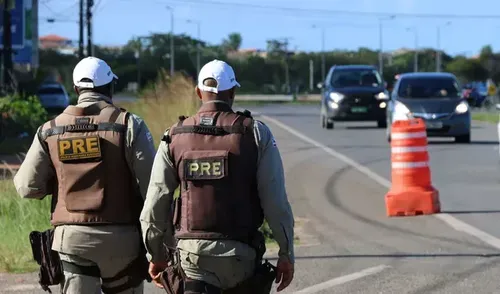 
				
					Motorista perde controle e caminhão tanque tomba na BA-156
				
				