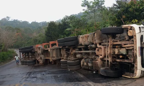 
				
					Caminhão tomba e deixa rodovia parcialmente interditada na Bahia
				
				