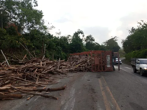 
				
					Caminhão tomba e deixa rodovia parcialmente interditada na Bahia
				
				