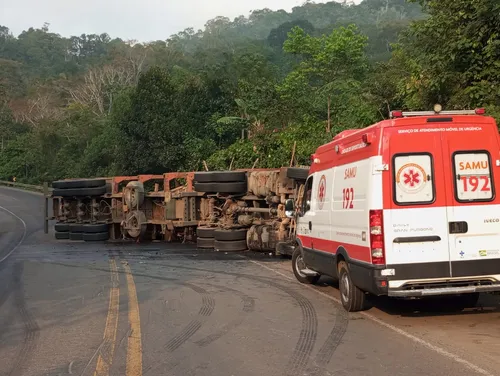 
				
					Caminhão tomba e deixa rodovia parcialmente interditada na Bahia
				
				