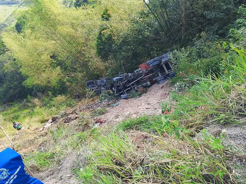 
				
					Caminhões despencam em ribanceira e motoristas ficam feridos na Bahia
				
				