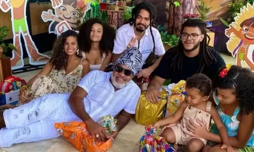 
				
					Carlinhos Brown comemora 15 anos da filha, neta de Chico Buarque
				
				