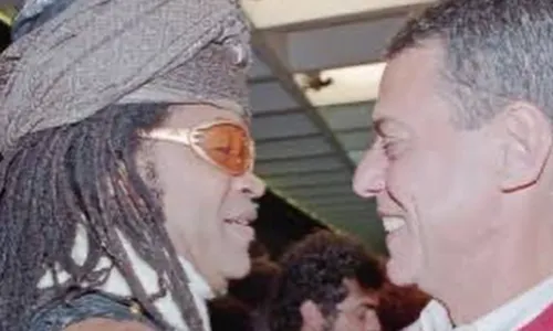 
				
					Carlinhos Brown faz declaração emocionante para ex-sogro Chico Buarque
				
				