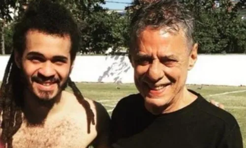 
				
					Carlinhos Brown se declara para filho, neto de Chico Buarque
				
				