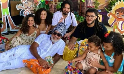 
				
					Carlinhos Brown se declara para filho, neto de Chico Buarque
				
				