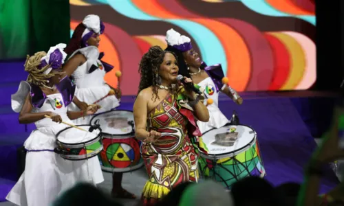 
				
					'Carnaval fora de época': Banda Mel celebra 40 anos com Daniela e Luiz
				
				