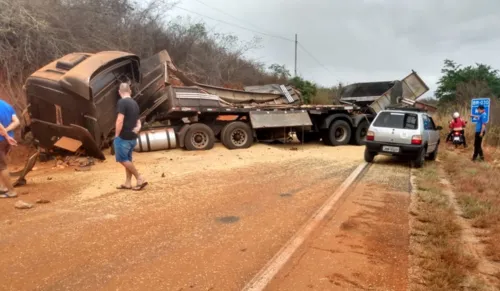 
				
					Carreta bate em morro e deixa trecho da BR-030 interditado
				
				