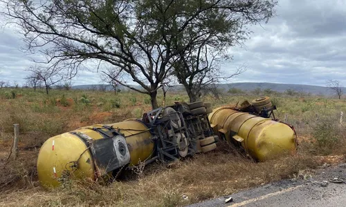 
				
					Carreta carregada com 41 mil litros de gasolina tomba na Bahia
				
				