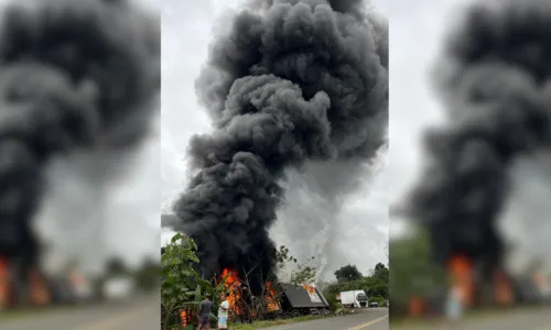 
				
					Carreta pega fogo e motorista fica ferido em Ibirapitanga, na Bahia
				
				