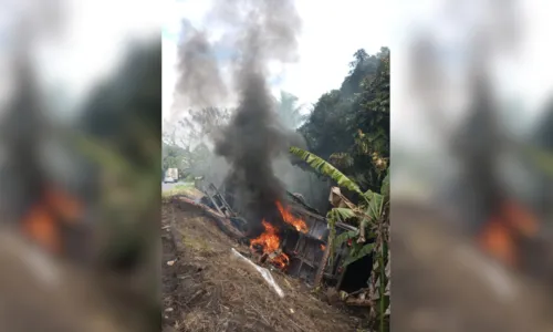 
				
					Carreta pega fogo e motorista fica ferido em Ibirapitanga, na Bahia
				
				