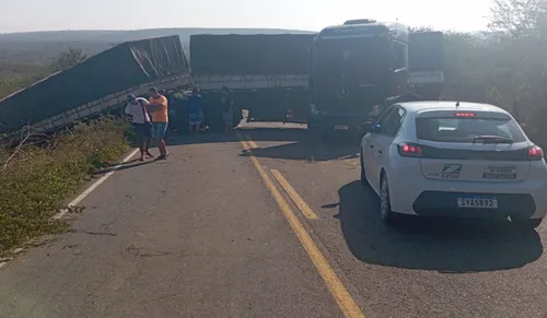 
				
					Carreta perde o controle e fica atravessada em rodovia estadual
				
				