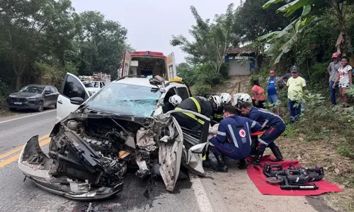 
				
					Carreta perde o controle e fica atravessada em rodovia estadual
				
				