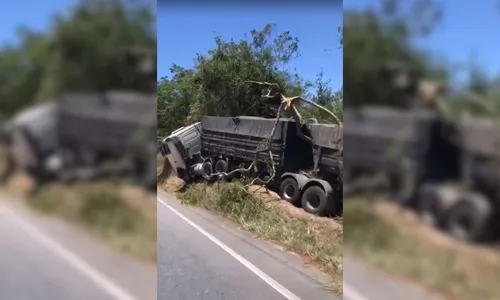 
				
					Carreta sai da pista e para em ribanceira na BA-220
				
				