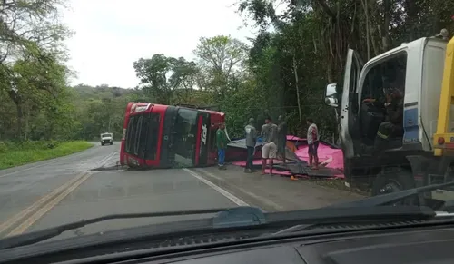 
				
					Carreta tomba e causa congestionamento em rodovia próxima à Itabuna
				
				