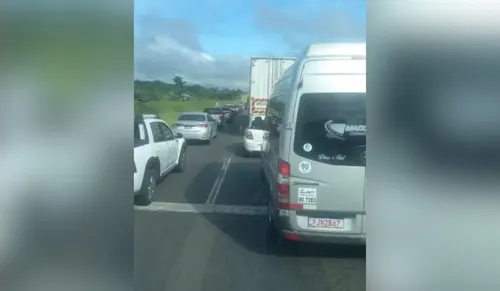 
				
					Carreta tomba e causa congestionamento em rodovia próxima à Itabuna
				
				