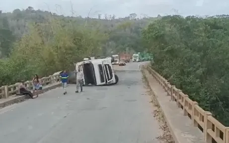 
				
					Carreta tomba e deixa pista interditada na Bahia
				
				