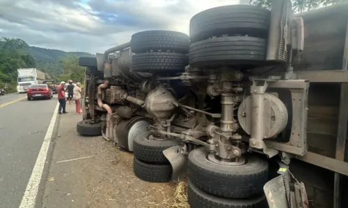 
				
					Carreta tomba, motorista fica ferido e carga é saqueada na Bahia
				
				