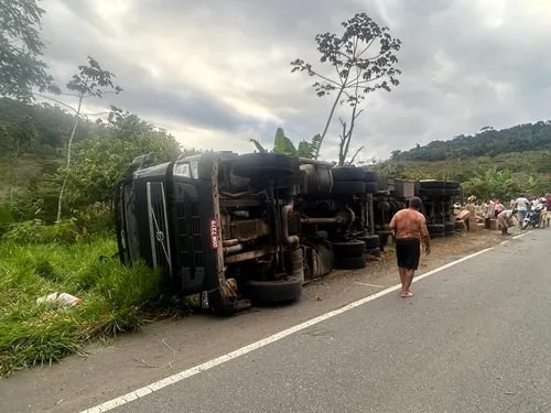 
				
					Carreta tomba, motorista fica ferido e carga é saqueada na Bahia
				
				