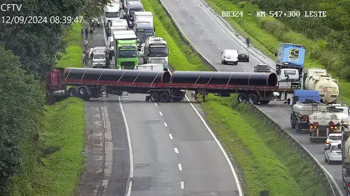 
				
					Carreta com eucalipto tomba e causa congestionamento na BR-101
				
				