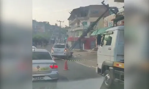 
				
					Carro bate em poste e deixa estrutura pendurada em Ilhéus
				
				