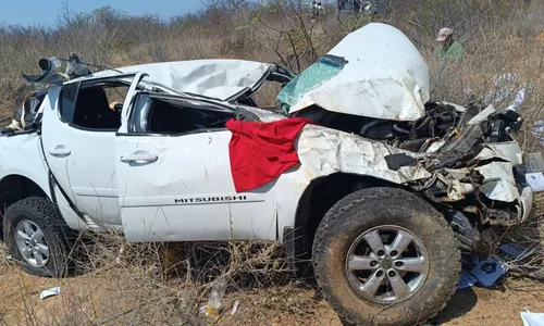 
				
					Carro capota após tentar desviar de animais soltos na BA-210
				
				