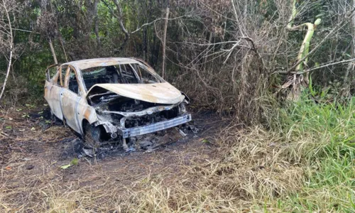 
				
					Carro de turistas desaparecidos na Bahia é encontrado carbonizado
				
				