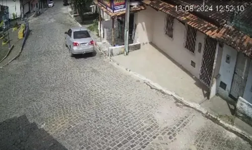 
				
					Casal é preso após roubar carro e assaltar mercado em Gandu; assista
				
				